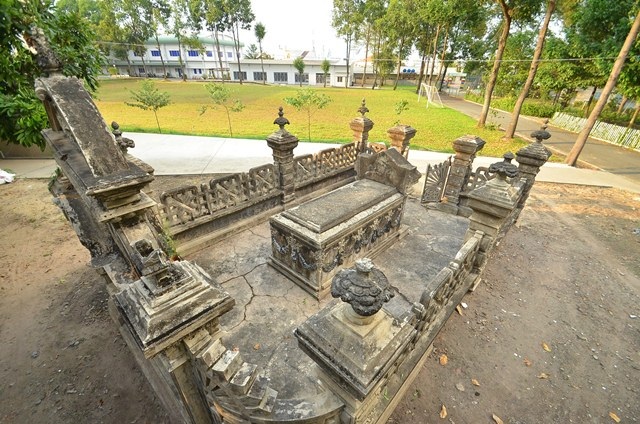 Ngôi mộ nằm trong khuôn viên Học viện Chính trị - Hành chính KV2.