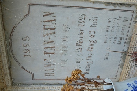 Trên bia đá khắc chữ quốc ngữ và chữ Pháp với nội dung: “Mộ phần Nghị viên địa hạt Đặng Tân Xuân, mất ngày 24 tháng 2 năm 1925, hưởng thọ 63 tuổi các con Đặng Phi Hổ, Đặng Tân Thi, Đặng Văn Tiên đồng phụng lập”.