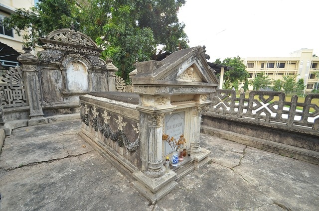 Nhà bia và nấm mộ được xây dựng liền kề với nhau, mộ được đặt ở vị trí trung tâm thành bao. Nhà bia thể hiện hình nhà hai mái, đầu hồi đắp nổi hình dơi cách điệu, giữa trán nhà bia đắp nổi phù điêu Hổ phù.