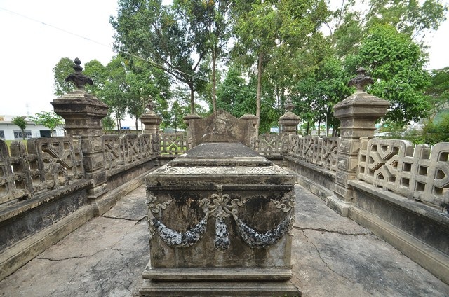 Mộ Nghị viên địa hạt Đặng Tân Xuân là kiểu mộ địa táng mang phong cách kiến trúc Pháp được xây dựng vào đầu thế kỷ XX. Đây là một trong những ngôi một có kiến trúc tiêu biểu còn được bảo tồn trên địa bàn TPHCM.