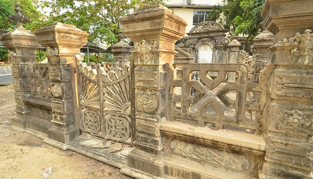 Cửa mộ được làm bằng xi măng đúc cốt thép dạng song thưa và trang trí khối hoa văn mang đề tài Công giáo. Mặt bên ngoài và bên trong các cột có trang trí các hình lá sồi.