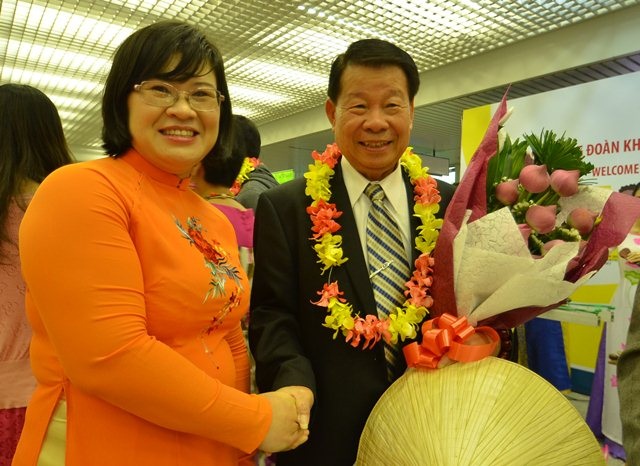 Bà Văn Thị Bạch Tuyết đang bắt tay một trong những vị khách đầu tiên.