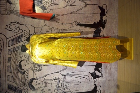 Áo dài vương triều nhà Nguyễn.