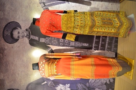 Áo dài thổ cẩm.