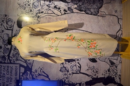 Áo dài tay Raglan.