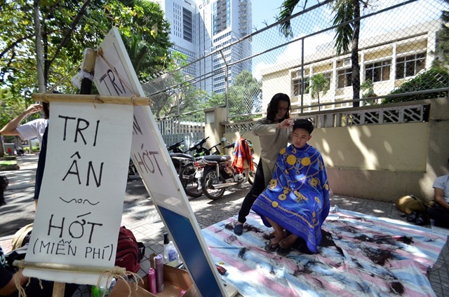 Hớt tóc… “phiêu bạt” - 1 Địa điểm hớt tóc của anh chàng hớt tóc du mục.