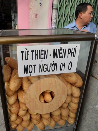 "Điều bình thường" ấm áp trong tủ bánh mì miễn phí giữa Sài Gòn - 1
Tủ bánh đặt trước cơ sở thẩm mỹ của chị Xuân Lan, gần ngã tư XVNT - Bạch Đằng . Chiếc tủ đẩy hai tầng chứa đầy những ổ bánh mì , phía trước có một lỗ tròn nhỏ để lấy bánh. Bên ngoài có dòng chữ Từ thiện - miễn phí - một người 1 ổ.