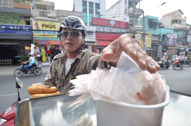 "Điều bình thường" ấm áp trong tủ bánh mì miễn phí giữa Sài Gòn - 4 Trong số những người đến nhận bánh còn có cả khách vãng lai.