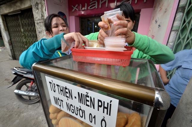 "Điều bình thường" ấm áp trong tủ bánh mì miễn phí giữa Sài Gòn - 6 Hôm nay, tủ bánh còn có thêm cả chà bông và nước chấm.