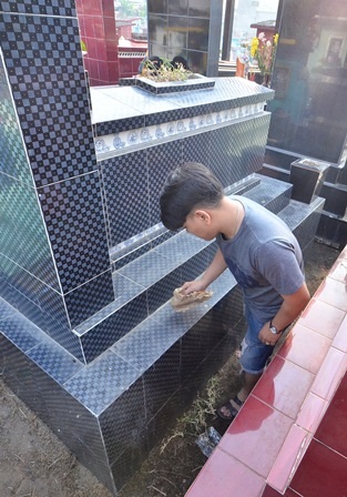 Bước cuối cùng của việc lau dọn và chuẩn bị dọn đồ cúng.