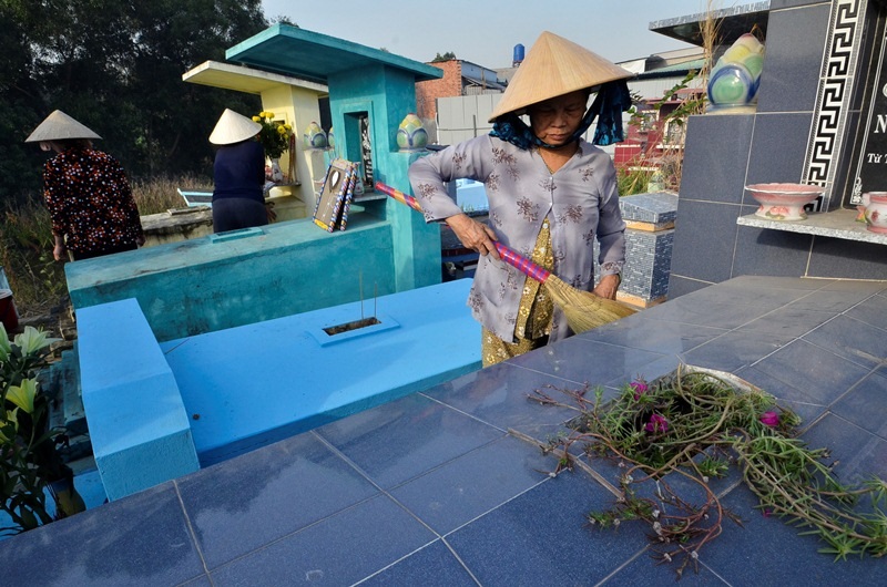 Tục ngữ Việt Nam có câu “cao nấm ấm mồ”. Vì vậy, sửa sang nấm mồ cũng là một trong những việc hiếu đạo của con cái, thể hiện lòng kính trọng đối với đấng sinh thành, và các bậc tổ tiên đã khuất.