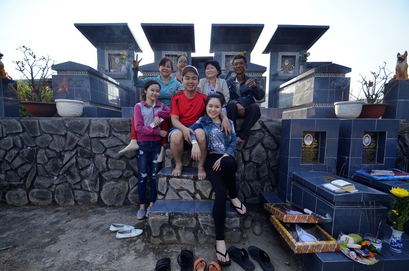 Tục tảo mộ cuối năm, một số cụ cao niên cho biết, ngoài là một phong tục phổ biến của người dân Việt khắp mọi miền đất nước, còn là một hoạt động mang tính dòng tộc rõ nét. Đặc biệt, những dòng tộc lớn thường có những ngày tảo mộ được quy định rất cụ thể, thường ghi trong gia phả như một truyền thống của dòng tộc để con cháu ở các thế hệ sau tiếp tục thực hiện, cũng để thắt chặt tình yêu thương, đoàn kết đồng thời cũng mang đậm bản sắc văn hóa dân tộc.