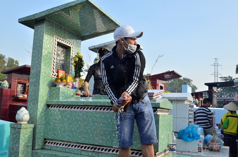 Về quê tảo mộ mỗi dịp xuân về đã trở thành một truyền thống tốt đẹp của dân tộc ta. Đó cũng là thể hiện của tình cảm hướng về với nguồn cội. Người ta ví: “Cây có gốc mới nở cành xanh ngọn, nước có nguồn mới bể rộng sông sâu” là vậy. Ca dao xưa cũng có câu: “Con người có tổ có tông- Như cây có cội, như sông có nguồn”, thăm viếng phần mộ tổ tiên cũng là nét đặc trưng của văn hóa cổ truyền, một tục lệ trong “đạo thờ ông bà” của dân tộc ta vốn từ lâu đã trở thành truyền thống. Dù tất bật thế nào đi chăng nữa trong cuộc mưu sinh, dù cả năm bôn ba làm ăn ở nơi xa, nhưng đến ngày này, chốn quay về vẫn là gia đình.