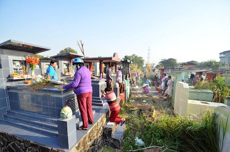 Rất đông người dân tìm về với ông bà trong ngày tảo mộ.