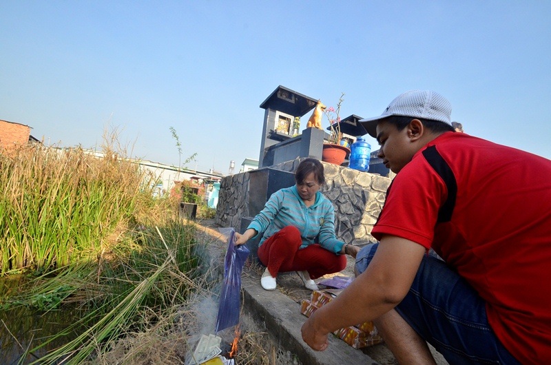 Vẫn còn tục hóa vàng nhưng không đáng kể. Cô Nguyễn Thị Thu Ba chia sẻ: “ Không mua cho ông bà cũng không được, đây là một cách mình bày tỏ lòng thành, nhưng đừng nhiều quá, lãng phí….”