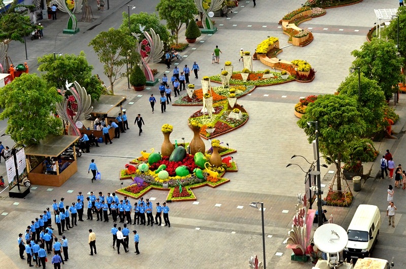 Đường hoa Nguyễn Huệ rộn ràng trước giờ khai mạc - 5 Đường hoa Nguyễn Huệ rộn ràng trước giờ khai mạc - 5