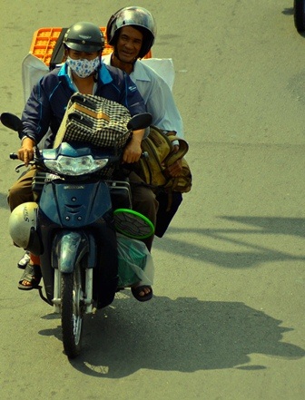Tay xách nách mang, lỉnh kỉnh quà quê quay về Thành phố - 8 Không còn chỗ trống…