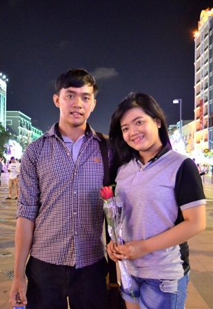 Không gian đêm Valentine lãng mạn tại Sài Gòn - 3 Bạn Huỳnh Thanh Phú ( huyện Hóc Môn) vui vẻ chia sẻ: “ Lễ tình nhân năm nay đối với em rất đặc biệt. Bạn gái hiện tại là người đầu tiên, là mối tình đầu của em. Em vừa từ quê của bạn gái ở Tiền Giang lên và dẫn theo bạn gái theo để biết phố đi bộ Nguyễn Huệ…” .