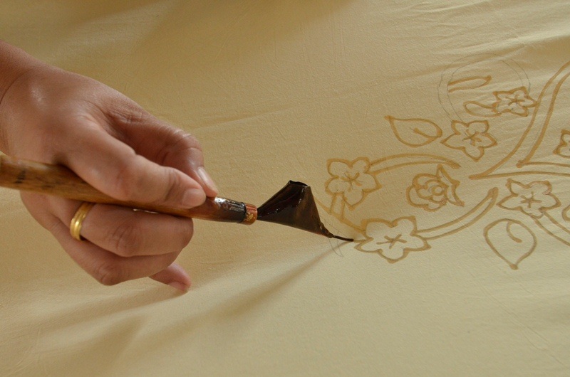 Khám phá cách làm vải Batik của người Malaysia - 3 Một số sản phẩm, đường nét được thực hiện trước.
