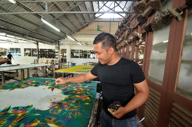 Khám phá cách làm vải Batik của người Malaysia - 5 Đầu ống dẫn tác dụng như một ngòi bút, dẫn sáp chạy theo đường nét người thợ thiết kế.