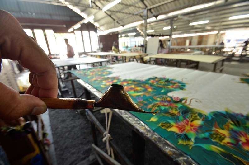 Khám phá cách làm vải Batik của người Malaysia - 6 Chiếc bút đi nét của người thợ vải Batik.