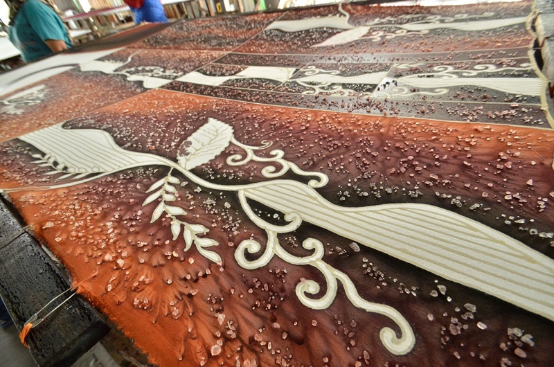 Khám phá cách làm vải Batik của người Malaysia - 8 Dùng muối ăn tạo hiệu ứng đặc biệt cho mẫu. Do hạt muối sẽ tạo nét đậm nhạt cho mẫu nên những khuôn vải này thường chỉ có một mẫu duy nhất, không làm lại y như mẫu trước được.