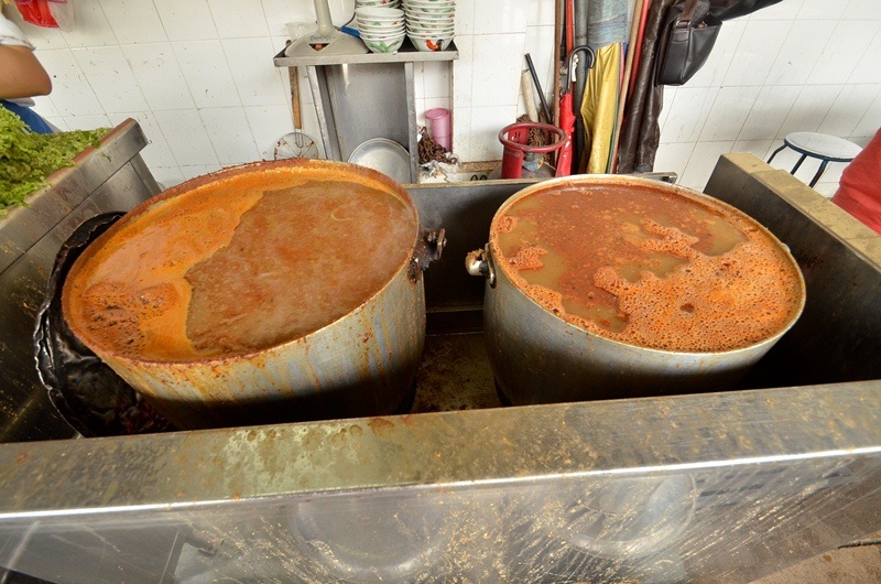“Nhắm mắt” ăn món bún cá của Malaysia - 3 Bạn nghĩ sao khi nhìn thấy nồi nước dùng này!? Nhìn có thể tưởng nhầm là bún mắm. Nhưng không phải, nồi nước dùng này có rất nhiều cá được nấu nhừ ra như mắm của Việt Nam. Và đương nhiên là cá tươi, không phải là mắm!