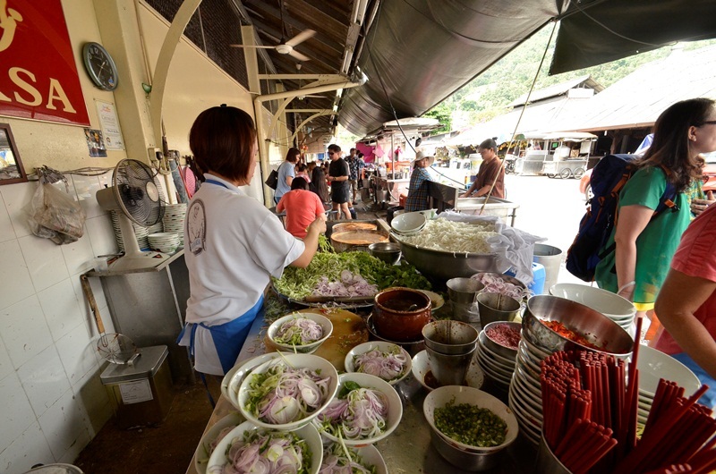 “Nhắm mắt” ăn món bún cá của Malaysia - 4 Quán ăn này nổi tiếng nhất Penang, chính vì vậy mà khách rất đông, người bán phải chuẩn bị trước các phần ăn.