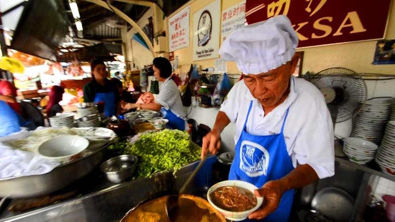 “Nhắm mắt” ăn món bún cá của Malaysia - 6 Gần đây, một phiên bản mới của món ăn này được bổ sung thêm nước cốt dừa béo ngậy. Món ăn ban đầu chỉ đơn thuần là vị cay và thơm nhưng sau khi thay thế bằng nước cốt dừa thì đây không chỉ là một món ăn thịnh soạn mà còn làm thỏa mản thực khách.