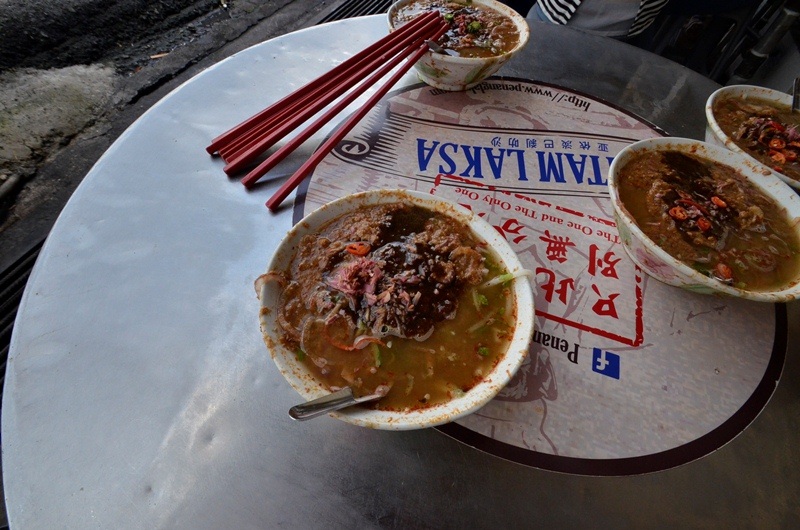 “Nhắm mắt” ăn món bún cá của Malaysia - 7 Trong bát bún Laksa, một gia vị không thể thiếu mà mới nhìn sơ tưởng là tương chính là mắm ruốc kiểu Malay.