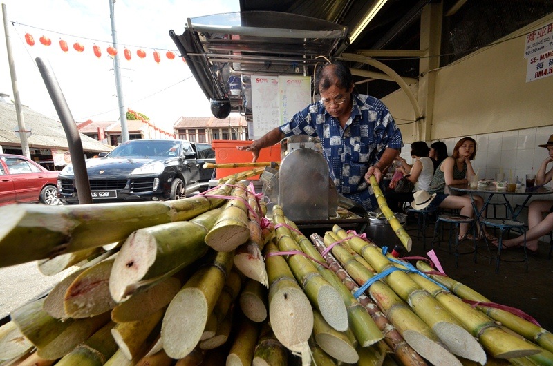 “Nhắm mắt” ăn món bún cá của Malaysia - 8 Ăn Laksa ngon hơn nếu bạn kêu thêm một ly nước mía.