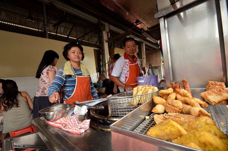 “Nhắm mắt” ăn món bún cá của Malaysia - 9 Đây là món khai vị trước khi dùng Laksa. Món ăn nhẹ này có giá khá rẻ, chỉ từ 5 đến 10 ngàn đồng cho một phần ăn khoảng 4 miếng.