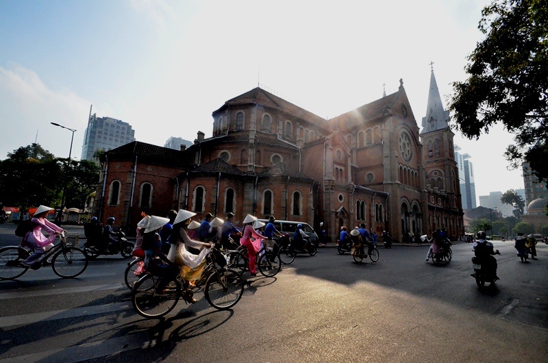 Đoàn xe đạp diễu hành qua nhà thờ Đức bà.
