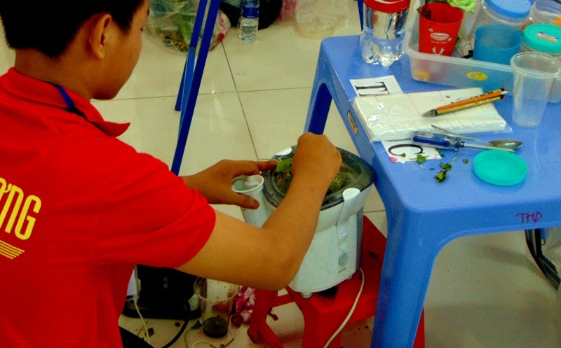 Đảm đang chưa, đang sản xuất màu để vẽ tranh đấy!