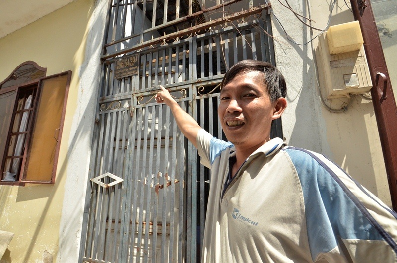 Chuyện bi hài ở nơi có số nhà “siêu khủng” - 3
Anh Sơn đang đứng trước căn nhà có số “y chang” nhà mình.