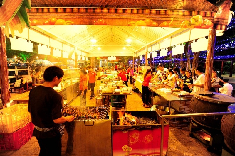 Cơ hội thưởng thức hơn 100 món chè, bánh tại Liên hoan Ẩm thực Đất phương Nam - 3 Thực khách tham quan các gian hàng.
