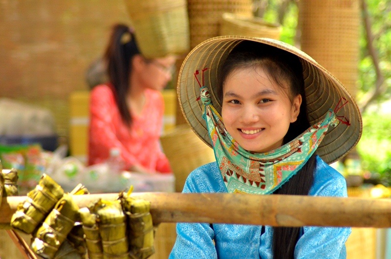 Cách làm bánh ngũ cốc độc đáo của đất phương Nam - 11 Nụ cười duyên dáng của thiếu nữ bên gánh bánh tét.