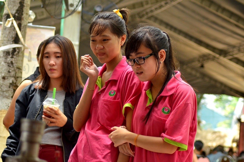 Cách làm bánh ngũ cốc độc đáo của đất phương Nam - 4 Những khách đứng xem không thể rời mắt khỏi chiếc máy làm bánh độc đáo này.