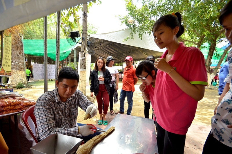Cách làm bánh ngũ cốc độc đáo của đất phương Nam - 5 Không thể kiềm lòng được trước mẻ bánh đầu tiên.