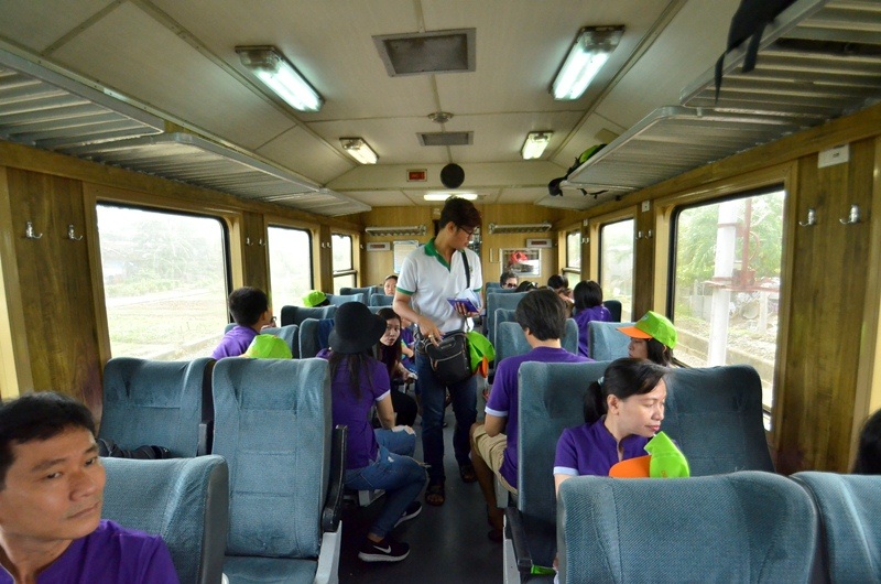 Du lịch đường sắt ngoại ô Sài Gòn hút khách - 1 Một đoàn khách tham gia tour đường sắt ngoại ô