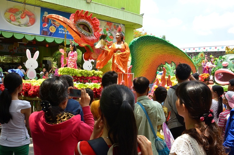 Không gian văn hóa đa sắc tộc tại lễ hội trái cây Nam Bộ 2016 - 4 Du khách thích thú với chương trình diễu hành.