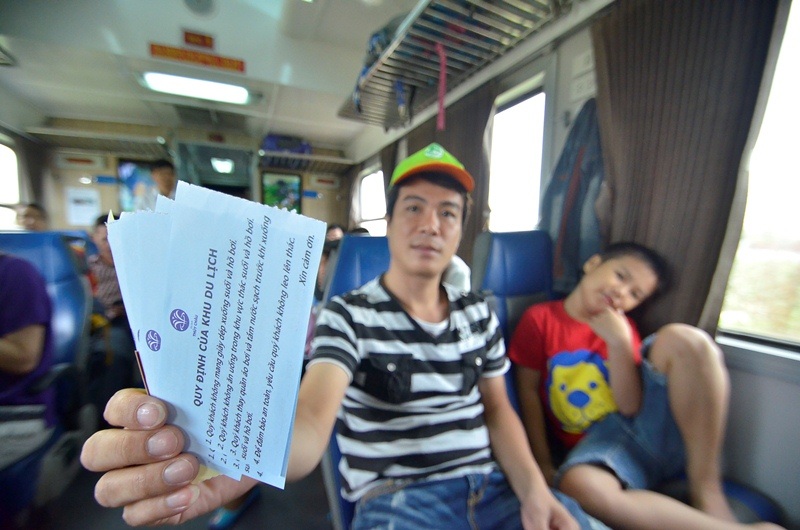 Du lịch đường sắt ngoại ô Sài Gòn hút khách - 4 Vào dịp cuối tuần, khách tham gia tour thường là đi cả gia đình