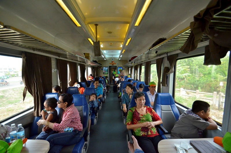 Du lịch đường sắt ngoại ô Sài Gòn hút khách - 5 Ngồi trên toa tàu, hành khách có thể thư giãn, ngắm cảnh vật hai bên tàu.