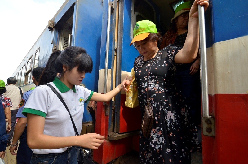 Du lịch đường sắt ngoại ô Sài Gòn hút khách - 6 Do sự cố sập cầu Ghềnh nên tàu dừng lại ở ga Dĩ An, hành khách sẽ được hướng dẫn ra xe trung chuyển về khu du lịch.