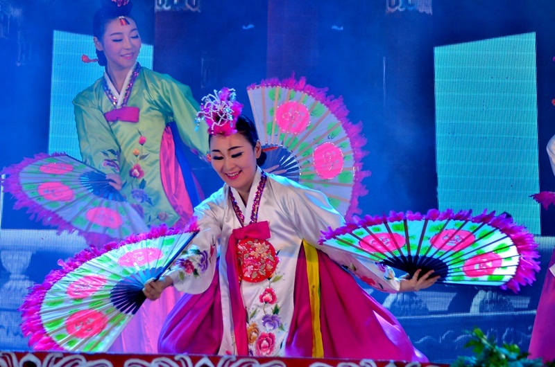 Không gian văn hóa đa sắc tộc tại lễ hội trái cây Nam Bộ 2016 - 10 Điệu múa truyền thống của Hàn Quốc.