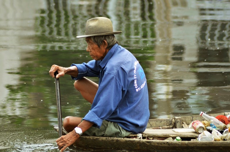 Ông lão nhọc nhằn mưu sinh trên dòng kênh đen - 12 Hàng ngày, bên những dòng xe tấp nập, ông Bảy vẫn lặng lẽ mưu sinh…
