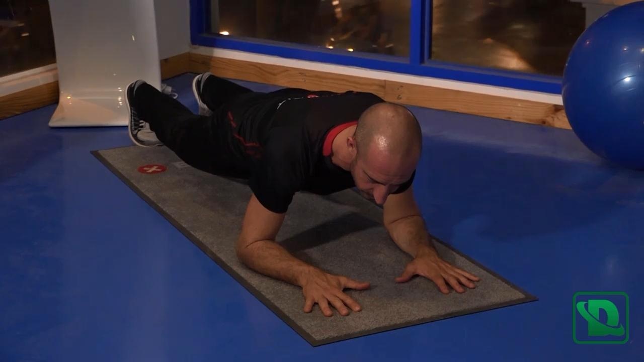 Khỏe đẹp cùng Dân trí: Bài tập đơn giản dành cho vùng eo - 1 Cánh tay gập 900, nửa trên cánh tay nâng cơ thể theo tư thế nằm úp người.