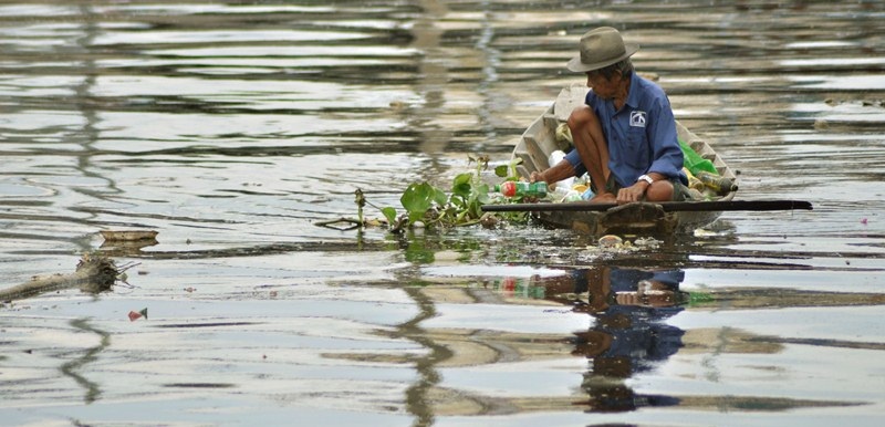 Ông lão nhọc nhằn mưu sinh trên dòng kênh đen - 4 Phút thảnh thơi, ông gác mái dầm, kiểm tra sơ qua những thứ mình đã vớt.