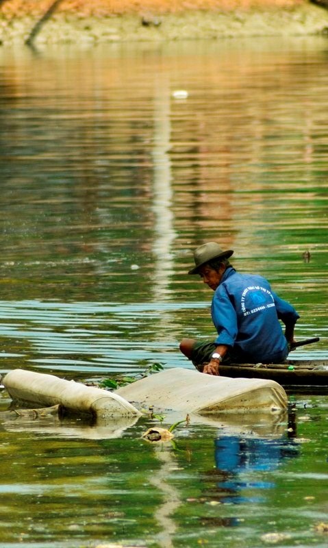 Ông lão nhọc nhằn mưu sinh trên dòng kênh đen - 5 Đôi lúc cũng gặp phải vài món nội thất mà ai đó cố tình “trang trí” cho dòng kênh đen.