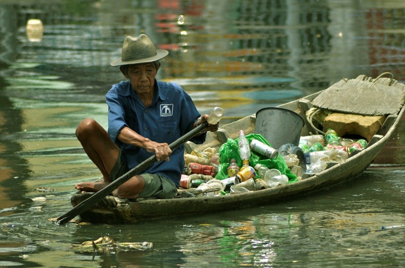 Ông lão nhọc nhằn mưu sinh trên dòng kênh đen - 9 Một người hành nghề sửa xe trên đường Võ Văn Kiệt cho biết: “Cả một xuồng ve chai bán được chừng vài chục ngàn nhưng đã nuôi sống gia đình ông Bảy nhiều năm qua…”.